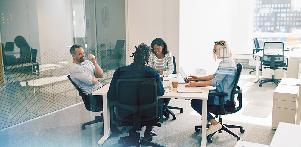 Werksessie in een glas-omsloten overlegruimte — illustratie bij de wereldwijde Zoom-rollout voor Irdeto.