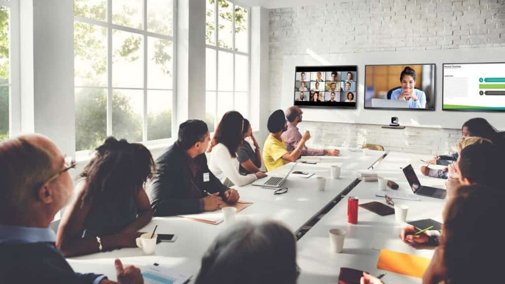 Duppal-consultant in een blueprint-sessie met een klantteam, werkboek op tafel, whiteboard op de muur.