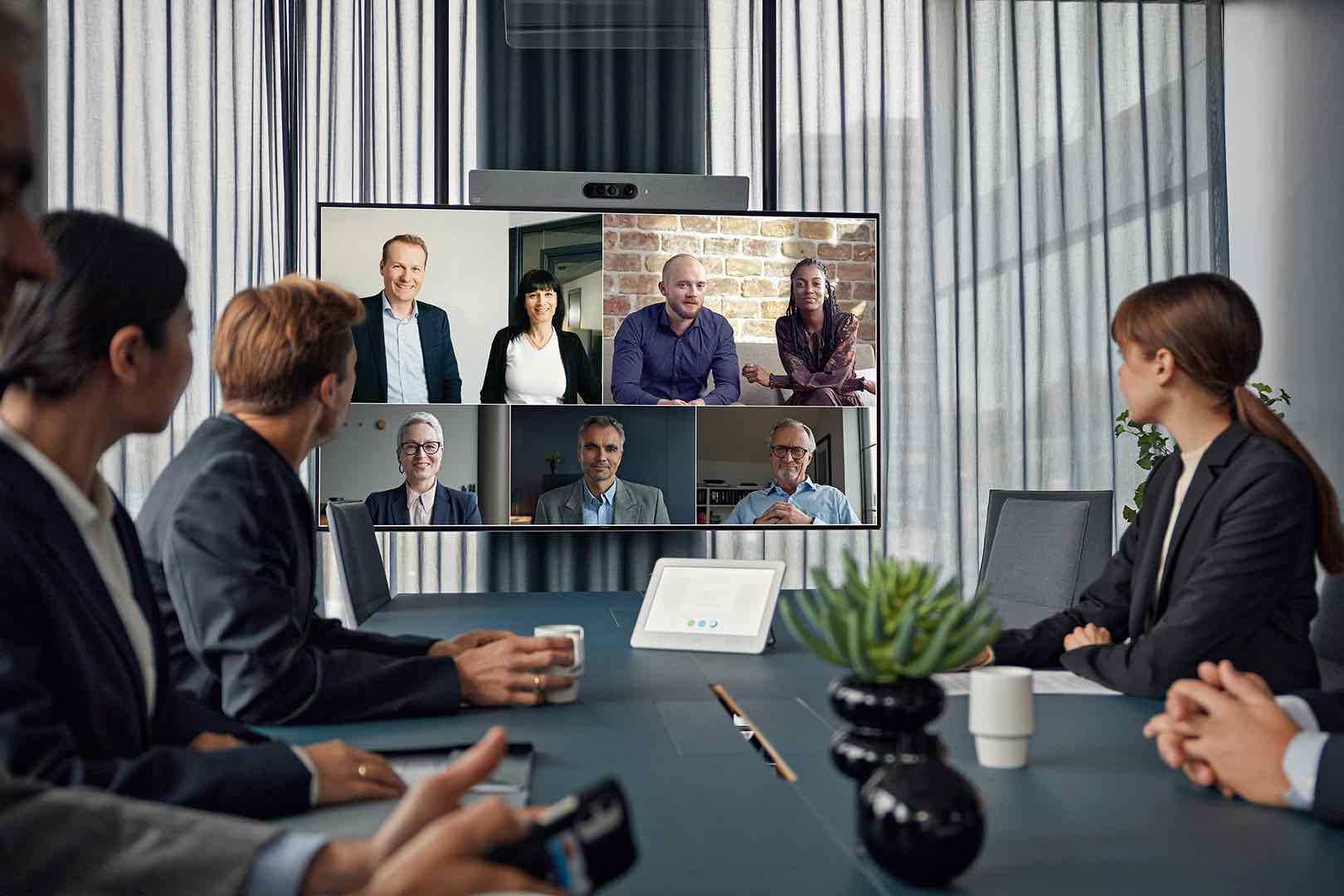 Zoom Room-display met Pexip-bridge, één tap-to-join voor Teams, Webex, Meet of Zoom.