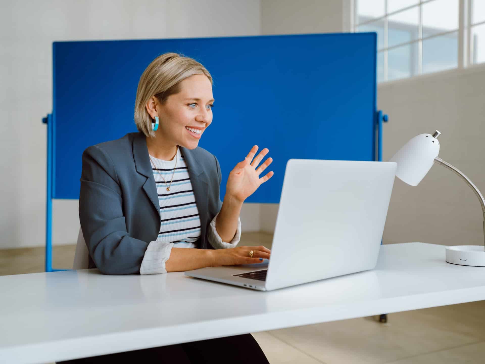 Live webinar-opstelling, presentator met camera, Q&A op scherm, illustratie bij Zoom Webinars.